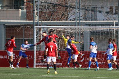 Una acció d’atac del Mollerussa, durant el partit d’ahir.