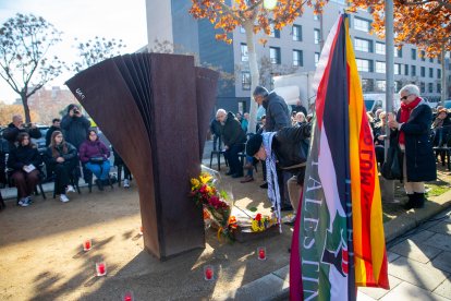 Familiars de víctimes van oferir flors amb una bandera de Palestina, una senyera i una altra de les Brigades Internacionals.