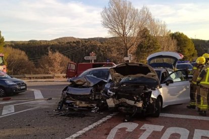 Els dos vehicles accidentats ahir a la C-14.