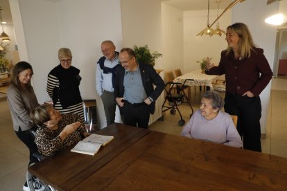 El conseller Carles Campuzano, amb responsables i usuàries del Centre Geriàtric Lleida.