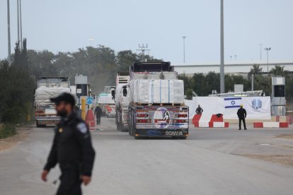 Una cua de camions amb subministraments a la frontera gaziana.