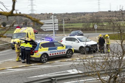 Els serveis d’emergències, ahir al lloc de l’accident.