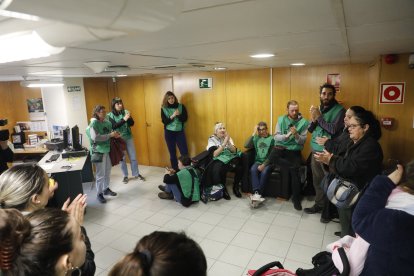 Un moment de l’ocupació dels membres de la PAH ahir a la delegació del Govern a Lleida.