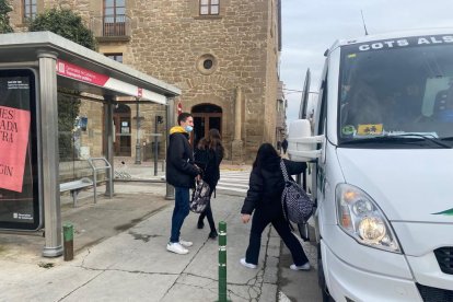 Bus a demanda a la Segarra ■ 120.000 viatgers han utilitzat el transport regular a demanda a la Segarra des que es va implantar el 2017. El servei té 19 rutes que donen cobertura a 100 pobles. L’increment d’usuaris el 2023 va ser del 9%, amb 2 ...