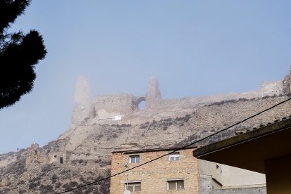 Una vista la setmana passada de les restes del castell medieval des dels carrers de Castelló de Farfanya.