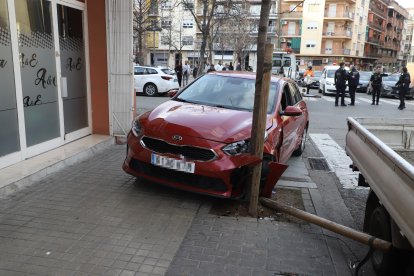 El turisme va acabar encastant-se contra un arbre.