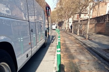 Un bus escolar vora la zona que demanen que sigui un pàrquing.