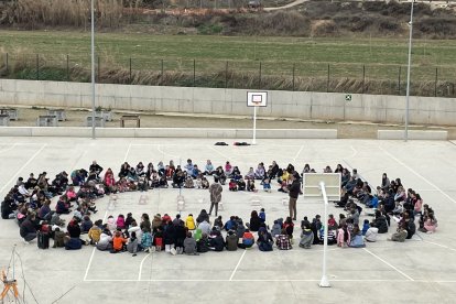 Acte ahir dels alumnes de l’Escola d’Almenar que van treballar una versió catalana d’‘Imagine’.