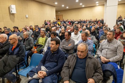 La sala de l’ajuntament de Fondarella es va quedar petita per acollir tots els pagesos.