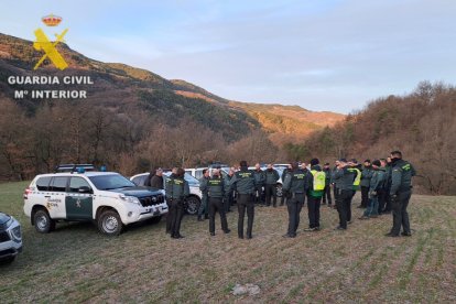 Agents de la Guàrdia Civil i alguns dels voluntaris que van participar ahir al matí en la recerca.