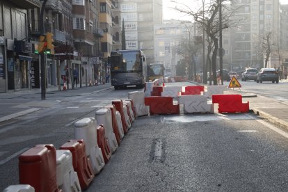 Obren un carril de circulació de la nova Prat de la Riba i en tanquen un altre