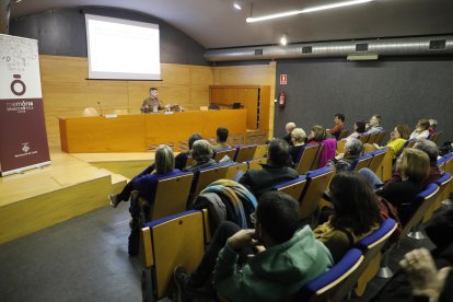 Conferència sobre memòria històrica ahir a la Sala Jaume Magre de Lleida.