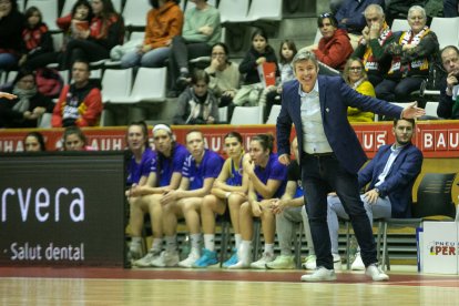 Fabián Téllez dona instruccions durant l’últim partit a Girona.