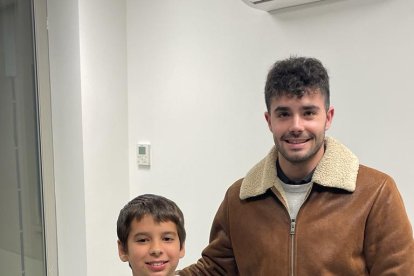 Pol Hernández, amb el trofeu de vencedor en categoria sub-12.