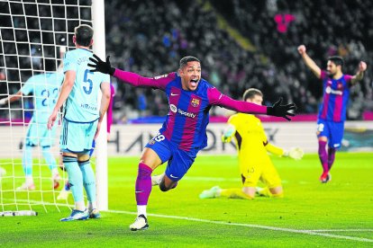 El brasiler Vitor Roque celebra el seu primer gol amb el Barcelona que, a la fi, va donar la victòria a l’equip blaugrana davant de l’Osasuna.