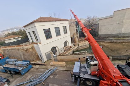 Va caldre una gran grua per portar a terme els treballs d’instal·lació de la teulada per a la restauració del Molí Fariner.