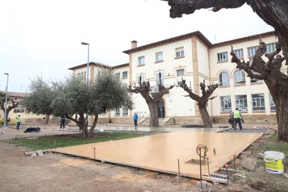 Les obres de la plaça de les Escoles de Seròs on s’executen les obres.