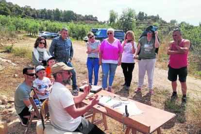 Membres de l’estació ornitològica El Parapeu durant una de les seues activitats.