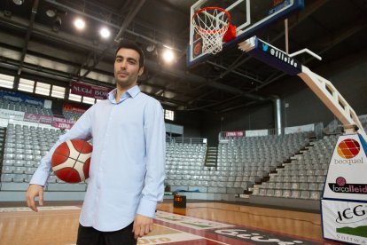 Plantilla del Força Lleida Aspros, amb Albert Aliaga i Néstor Gutiérrez al centre.