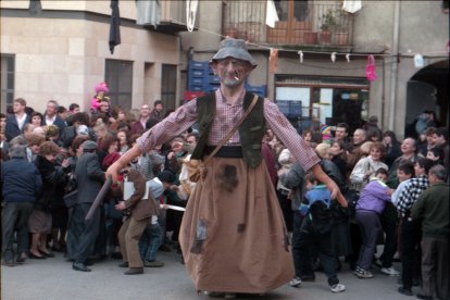 Fotografia del 1994 de la presentació del Brut, el primer gegant de braços lliures del carnaval.