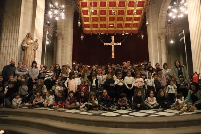 Desenes de dones i nenes van participar ahir en la XV Trobada de Blaus a la Catedral de Lleida.