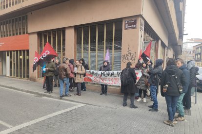 Concentració ahir davant de la delegació de Treball a Lleida.