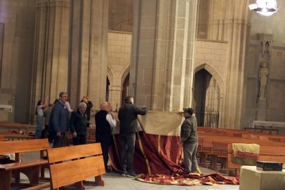 Col·locació dels domassos a l’església de Santa Maria de Cervera