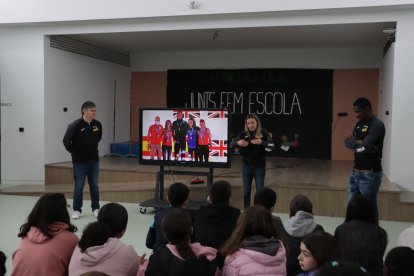 Un moment de la xarrada als alumnes de l’Escola Minerva.