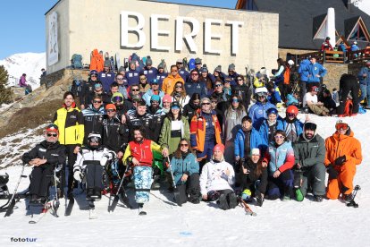 Esportistes amb algun tipus de discapacitat, tècnics i acompanyants posen junts després d’una prova recent a Baqueira-Beret.