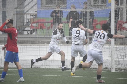 Joel celebra el gol que va significar l’1-0 i que va encarrilar el triomf del Borges en el duel lleidatà.