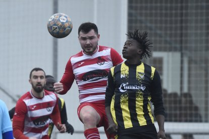 Un jugador de l’Almacelles i un del Pardinyes B es disputen la pilota.