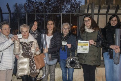 Algunes de les voluntàries amb les regidores Elena Pascuet (4a per l’esquerra) i Mònica Marquilles (2a per la dreta).