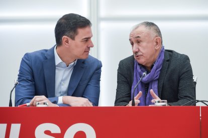 Pedro Sánchez i Pepe Álvarez, parlant ahir a l’executiva del PSOE.