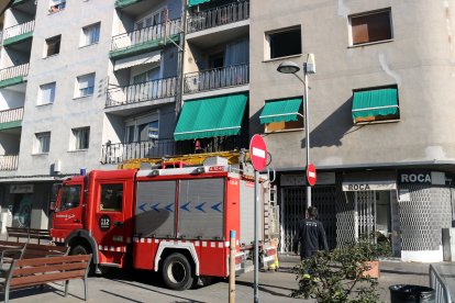 Un camió de Bombers, ahir davant de l’habitatge incendiat.