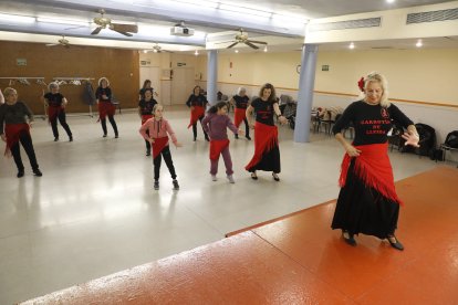 Dolors Pubill i Patrícia Rubio imparteixen classes de ball de garrotín a la Mariola.