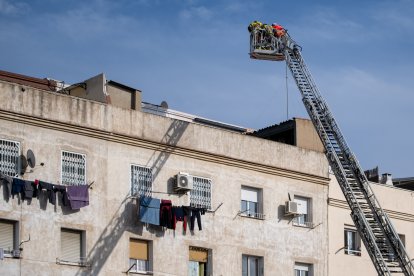 Els Bombers inspeccionen l’edifici, del qual s’ha col·lapsat l’estructura interior.