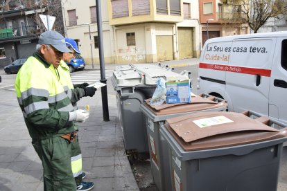 Personal de la Mancomunitat recull i comptabilitza les escombraries fora de contenidors amb clau.