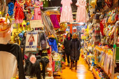 La Fiesta, al carrer Príncep de Viana, registra un augment de vendes els dies previs a Carnaval.