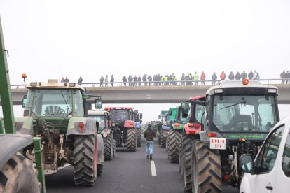 Els tractors van estar aturats a l’A-2. Els manifestants van afrontar una jornada freda i de boira.