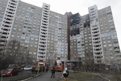 Un edifici danyat ahir a Kíiv després d’un atac amb míssils rus.