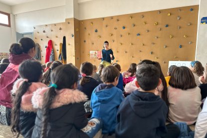 L’educadora social Alba Mascarella, al col·legi Mare de Déu de Montserrat de les Borges Blanques.