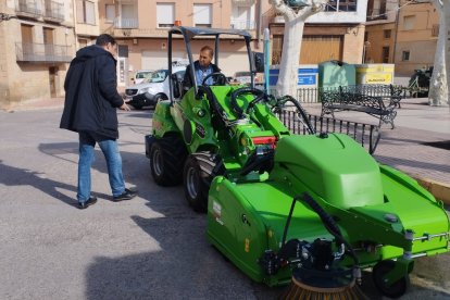 La nova escombradora adquirida per l’ajuntament de Bovera.