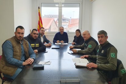 La reunió entre els alcaldes, representants dels pescadors i Agents Rurals la setmana passada.