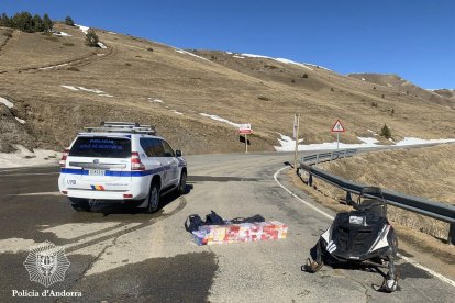 Imatge del tabac confiscat i de la moto de neu.