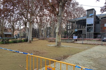 Uns operaris van ampliar ahir la zona tancada al costat del pavelló.