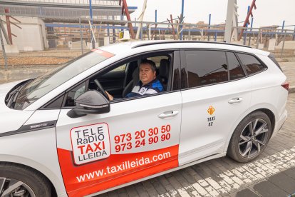 Pedro Pérez, amb el seu taxi cent per cent elèctric, ahir a la parada davant l’estació de trens.