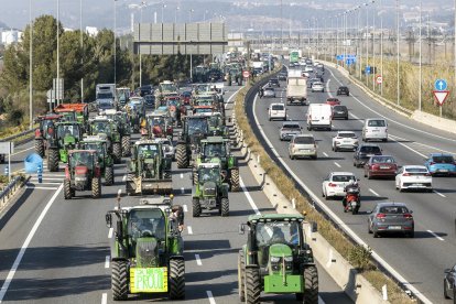 L’autovia A-2 en sentit Barcelona va quedar ahir col·lapsada. Els Mossos d’Esquadra recomanaven vies alternatives als usuaris.