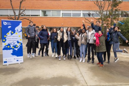 Els estudiants de l’Institut Maria Rúbies, celebrant el seu èxit en el concurs de la campanya #usatuvoto.