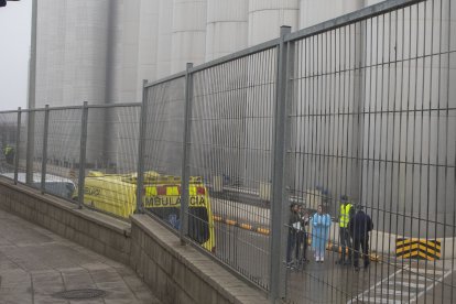 Una ambulància ahir al matí al lloc del sinistre.