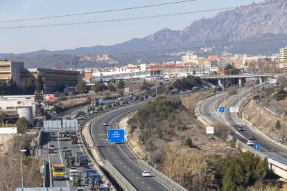 Impressionant imatge de la gran columna de tractors de Lleida al seu pas per Esparreguera.